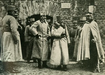 General Kusmanek och prins Francis Joseph vid Przemysl fästning, första världskriget, 1915, c1920.
