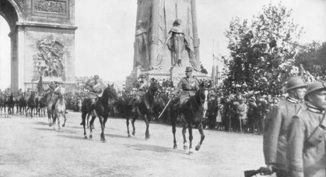 General Montuori och italienska trupper under segerparaden, Paris, Frankrike, 14 juli 1919