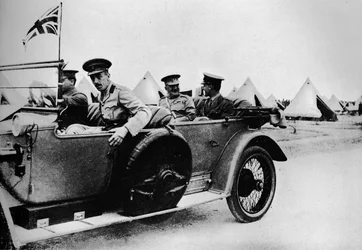 General Sir John Maxwell, befälhavare för egyptiska trupper, körde genom ett av lägren, 1915