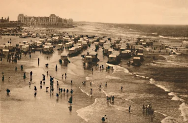 Allmän utsikt över stranden vid badtiden, c1928