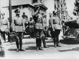 General von Bock hälsar tyska trupper som paraderar förbi Triumfbågen, Paris, 14 juni 1940
