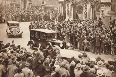 George VI och drottning Elizabeth lämnar Buckingham Palace för att semestra i Windsor, 1937