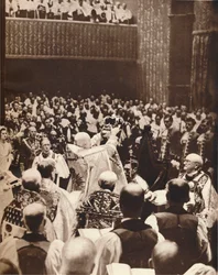 Georg VI kröns med Sankt Edvards krona på dagen för sin kröning, 1937
