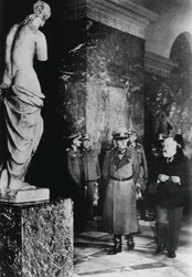 Den tyske fältmarskalken von Rundstedt besökte Louvren, ockuperade Paris, oktober 1940
