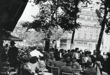 Tyska arméofficerare kopplar av utanför Cafe de la Paix, Paris, juni 1940