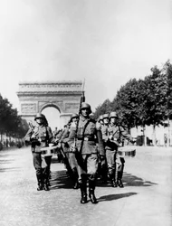 Tysk militärparad längs Champs-Élysées under ockupationen, Paris, 1940-1944