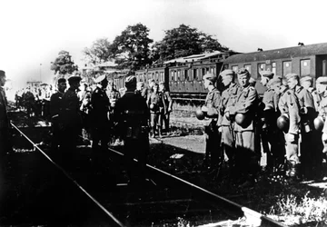 Tyska soldater väntar på transport i en järnvägsstation i Paris förorter, augusti 1940