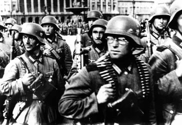 Tyska soldater marscherar i Paris den 14 juni 1940