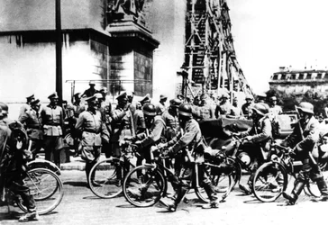 Tyska soldater marscherar förbi Triumfbågen, Paris, 14 juni 1940