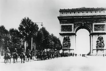 Tyska soldater marscherar genom Paris, 14 juni 1940