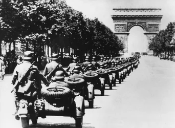 Tyska soldater på Champs Elysees, Paris, 14 juni 1940