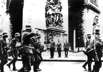 Tyska trupper marscherar förbi Triumfbågen, Paris, 14 juni 1940