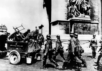 Tyska trupper marscherar förbi Triumfbågen, Paris, juni 1940