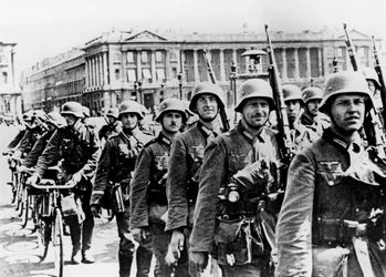 Tyska trupper marscherar genom Paris, 17 juni 1940