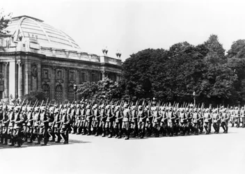 Tyska trupper paraderar inför den tyske befälhavaren i Paris, 8 juli 1941