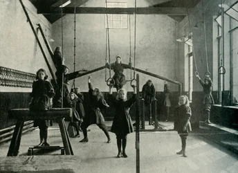 Flickgymnaster vid Royal Institution for the Deaf and Dumb, Friar Gate, Derby, 1902.