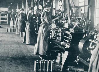 Flickammunitionsarbetare vid sina svarvar i en skotsk kvarn, c1914
