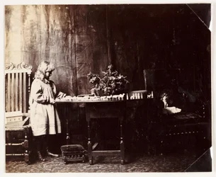 Flicka som leker med ett leksaksset från Noaks ark, c 1905