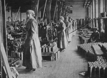Flickarbetare i en ammunitionsfabrik, 1915