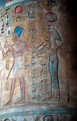 Gudinnan Isis med kung Tuthmosis III, fornegyptisk, 1400-talet f.Kr