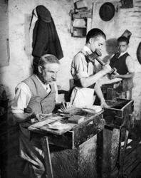 Guldslagning i en verkstad i London, 1926-1927