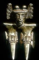 Guld förcolumbiansk sittande figur, Quimbaya, Colombia, före 1300-1400-talet