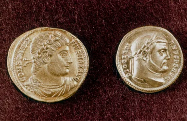 Guldmynt som visar huvuden av de romerska kejsarna Konstantin den store och Diocletianus, 300-talet