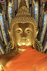 Gyllene Buddha tar jorden för att bevittna. Wat Pho - Wat Phra Chetuphon. 1788. Bangkok. Thailand