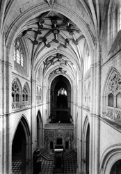 Gotisk arkitektur: utsikt över långhuset från triforiet. 1321-1504 Cathedrale de Saint Antolin, Palencia, Spanien