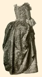 Klänning av gul damastbrokad som bärs över en underkjol i blå quiltad satin, c1710-1730, 1937.
