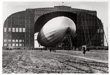 Graf Zeppelin fäst vid den mobila ankarmasten, Lakehurst, New Jersey, USA, 1930, 1933