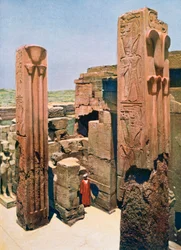 Granitpelare med lotus- och papyrusdekor, Amun-Res tempel, Karnak, Egypten, 1900-talet