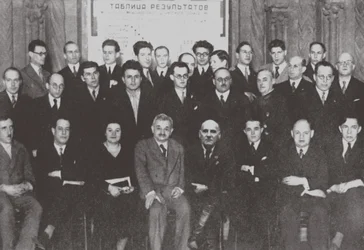 Grupporträtt av deltagarna i den andra internationella schackturneringen, Moskva 1935, 1935
