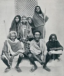 Grupp av Danakil män och kvinnor från den italienska hamnen, Assab Bay, Eritrea, 1912