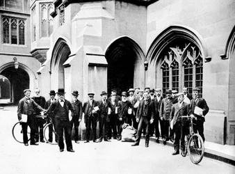 Group of Vote Office budbärare, Houses of Parliament, Westminster, London, c1905
