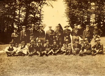 Grupp män i uniform framför en tipi, Buckinghamshire, 1913.