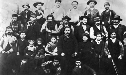 Grupp av parisiska arbetare som deltar i kommunen, fotografi. Paris kommun 1871