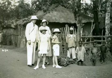 Gruppporträtt av européer och lokalbefolkning, Sierra Leone, 1900-talet