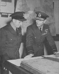 H.M. Kungen får reda på detaljer om R.A.F. räd mot Ruhrdammen den 17 maj 1943, 1943-44