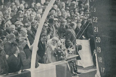 HKH hertiginnan av York med hertigen av York, lanserar Strathmore den 4 april 1935, 1936