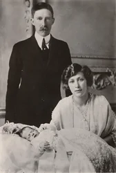 H.R.H. Prinsessan Mary & Viscount Lascelles med sin son, George Henry Hubert Lascelles, 1923.