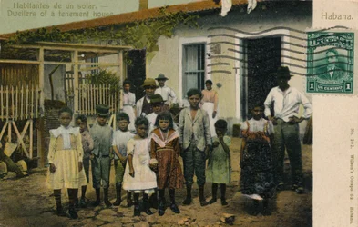 Habitantes de un solar. Boende i ett hyreshus, c1913