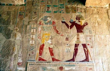 Hatshepsut, drottning av Egypten, presenterar ett offer till guden Horus