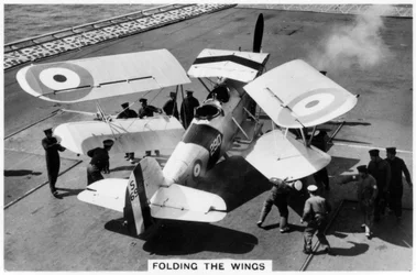 Hawker Osprey på hangarfartyget HMS Eagle, 1937