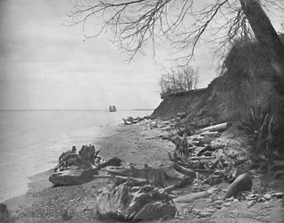 På väg mot stranden, Lake Michigan, c1897.