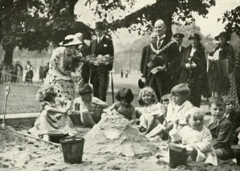 Hennes Majestät ..., på den nya lekplatsen på platsen för Old Foundling Hospital, 1936, 1937.