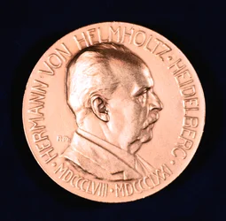 Hermann Ludwig Ferdinand von Helmholtz, tysk fysiker och fysiolog, 1907