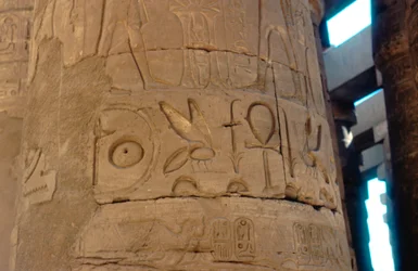 Hieroglyfer ristade på en kolumn vid templet i Karnak, Egypten, c1300-1200-talet f.Kr.