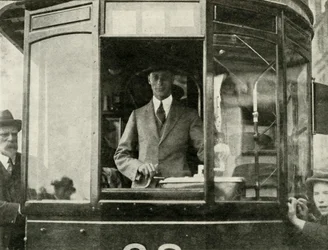Hans Majestät körde en spårvagn genom Glasgows gator ..., 1924, 1937.