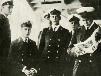 Hans Majestät sittande bland sina kadetter, c1910-talet, 1937.